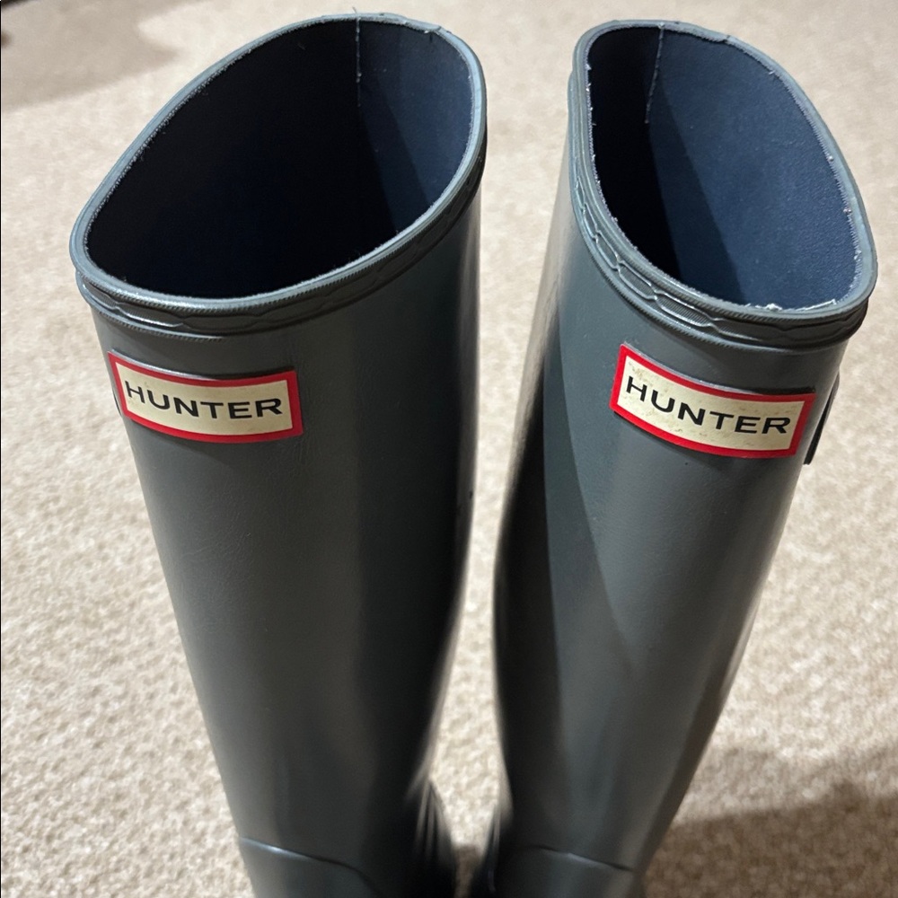 Hunter Tall Rain Boots in Glossy Grey. Size 38/7 - Picture 2 of 10
